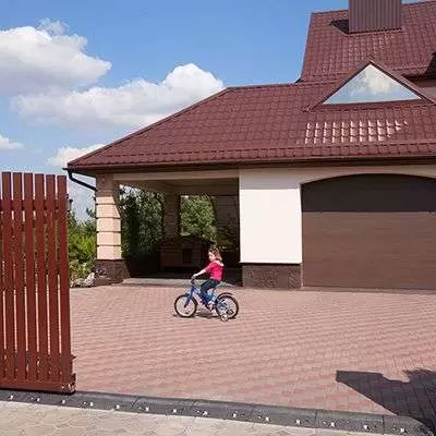 Гаражные ворота с ручным управлением Секционные ворота коричневого цвета